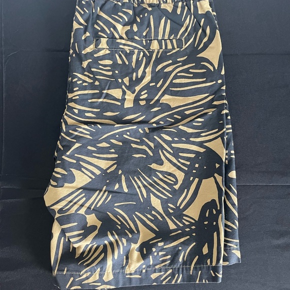H&M Black and Tan Patterned Garment Men’s Shorts - Picture 2 of 5